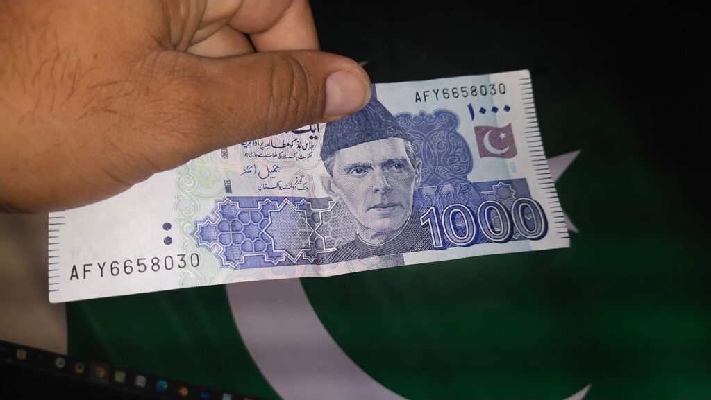 a pakistani 1000 rupees note showing old ban of cryptocurrency