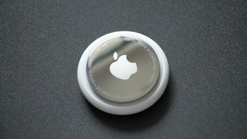 white round plastic lid on black surface showing qulaity of apple devices